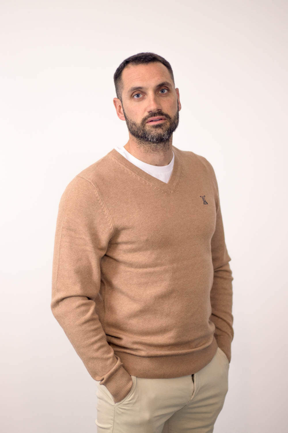 Jersey Clásico Cuello Pico Beige
