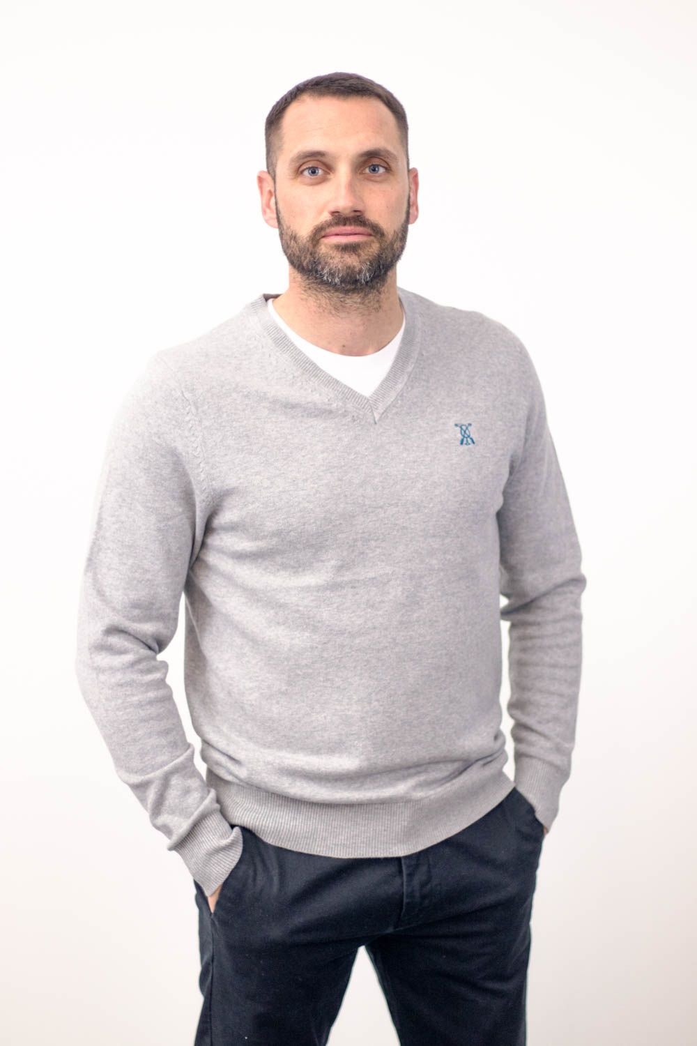 Jersey Cuello Pico Gris Claro Clásico