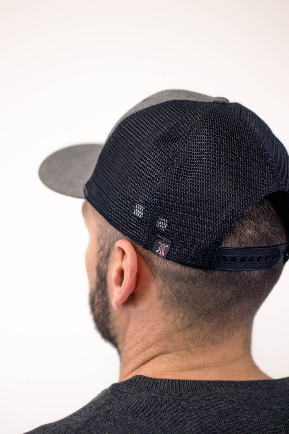 Gorra Gris Oscura Trucker "Svinum"